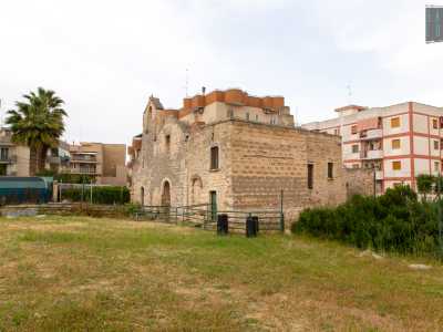 Una volta entrati ci ritroviamo in un prato al cui centro si trova il tempio, circondato da un corrimano che sembra quasi reggerlo